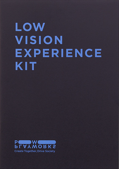 さまざまな見えにくさを体験できるリーフレット。表紙には「LOW VISION EXPERIENCE KIT」と記載されている。