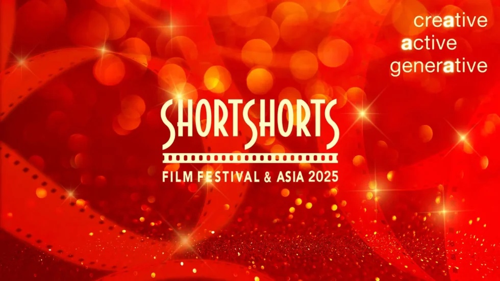 SHORT SHORT FILM FESTIVAL & ASIA 2025 赤いキラキラした背景にクリーム色のロゴマーク