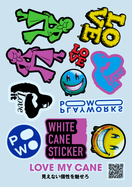 PLAYWORKSのは白杖ステッカー。B6サイズの透明シートに、PLAYWORKSのロゴマークや、ニコちゃんマーク、ゴリラ、LOVEなどのカラフルなステッカーがレイアウトされている。下部には「LOVE MY CANE 見えない個性を魅せろ」の文字。