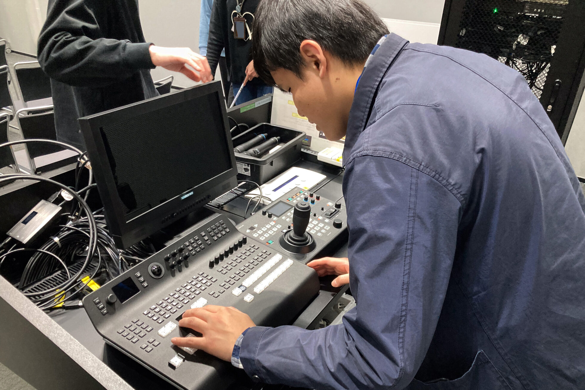 ワークショップの様子。川本が音響機器を触りながら操作をしている。