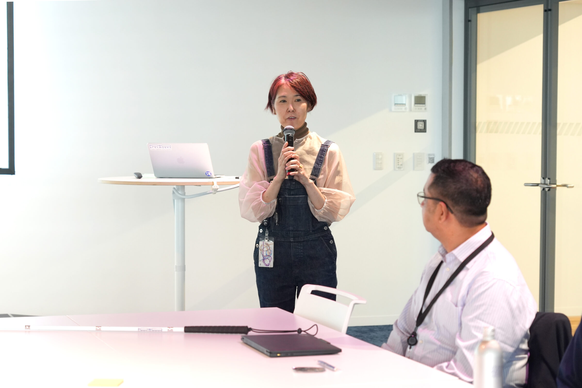 会場の前方で、Meta担当者がマイクでワークショップの趣旨などを説明している様子。参加者は耳を傾けている。